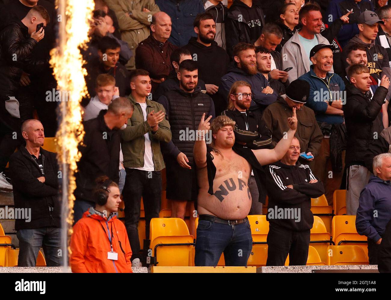 Wolverhampton, Inghilterra, 2 ottobre 2021. Un fan di Newcastle Utd mostra il suo disappunto quando le squadre escono durante la partita della Premier League a Molineux, Wolverhampton. Il credito dovrebbe essere: Darren Staples / Sportimage Foto Stock