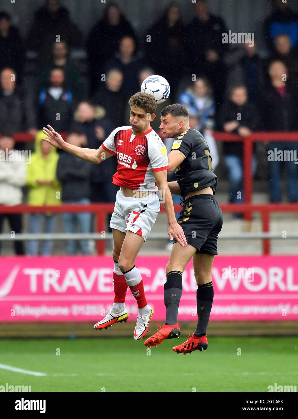 Harrison Biggins di Fleetwood Town (a sinistra) e Sam Lavelle di Charlton Athletic lottano per il pallone durante la partita della Sky Bet League One all'Highbury Stadium di Fleetwood. Data foto: Sabato 2 ottobre 2021. Foto Stock