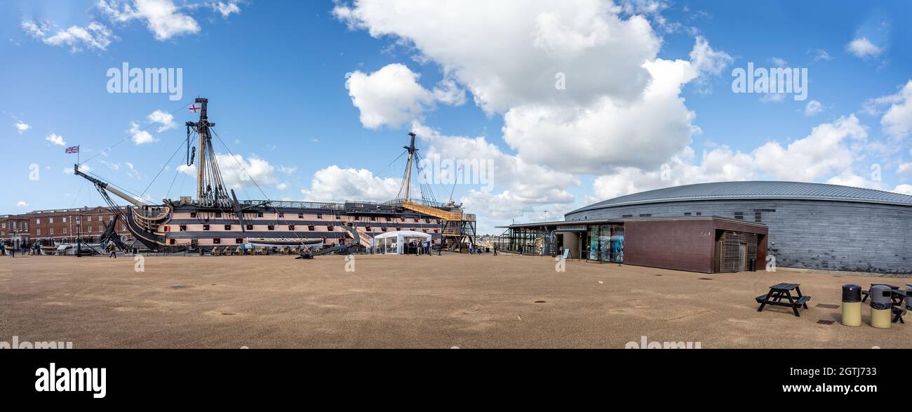 Vista laterale della HMS Victory, ammiraglia di Lord nelson, accanto al museo Mary Rose presso il Portsmouth Dockyard, Hampshire, Regno Unito, il 29 settembre 2021 Foto Stock