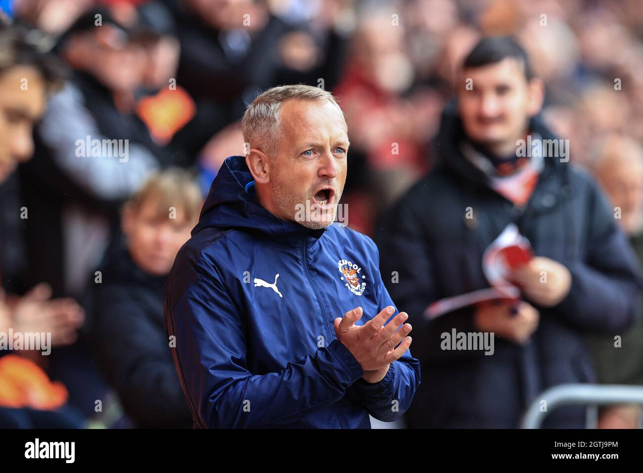 Neil Critchley Head Coach di Blackpool applaude i suoi giocatori mentre escono a giocare Foto Stock