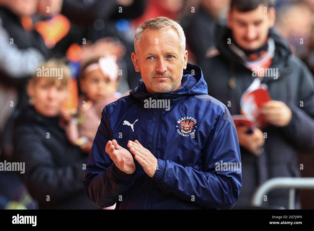 Neil Critchley Head Coach di Blackpool applaude i suoi giocatori mentre escono a giocare Foto Stock