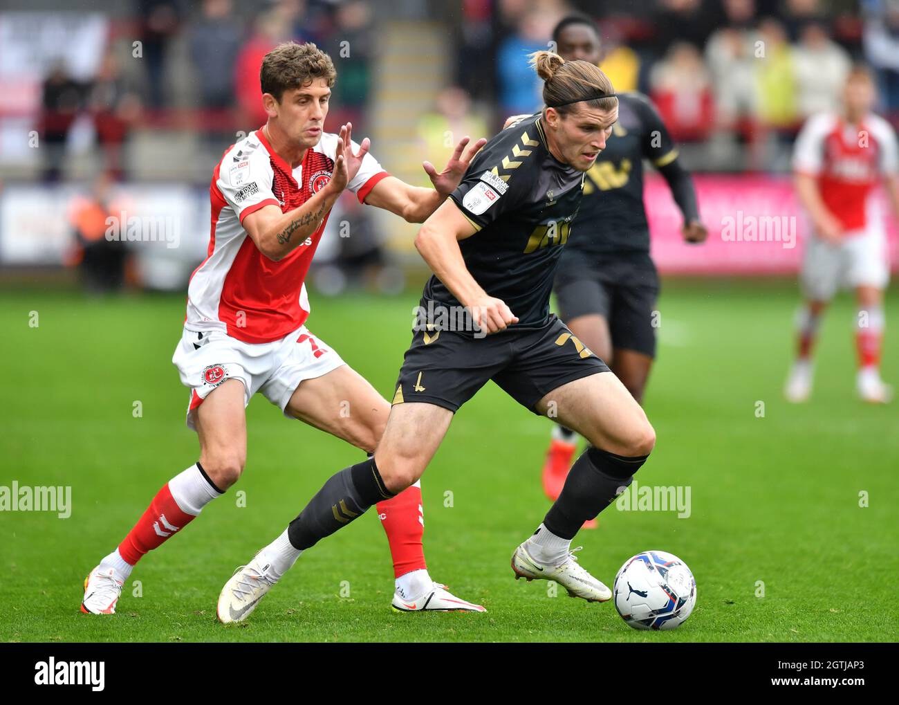 Harrison Biggins di Fleetwood Town (a sinistra) e Josh Davison di Charlton Athletic lottano per il pallone durante la partita della Sky Bet League One all'Highbury Stadium di Fleetwood. Data foto: Sabato 2 ottobre 2021. Foto Stock