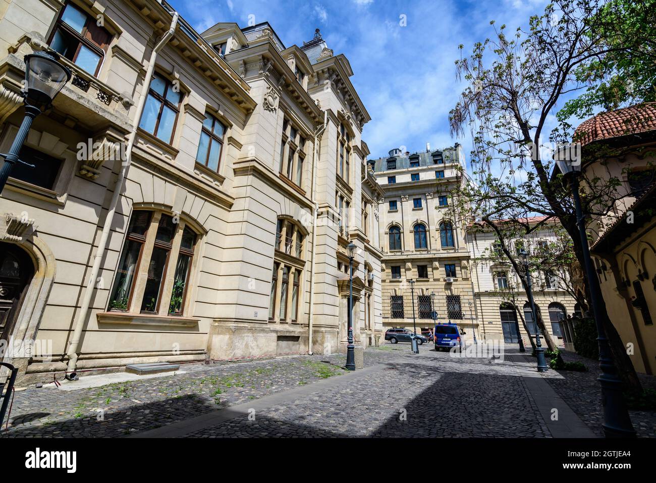 Bucarest, Romania - 6 maggio 2021: Vecchi edifici con bar e ristoranti in via Francese (strada Franceza) nel centro storico (Centrul Vechi) Foto Stock