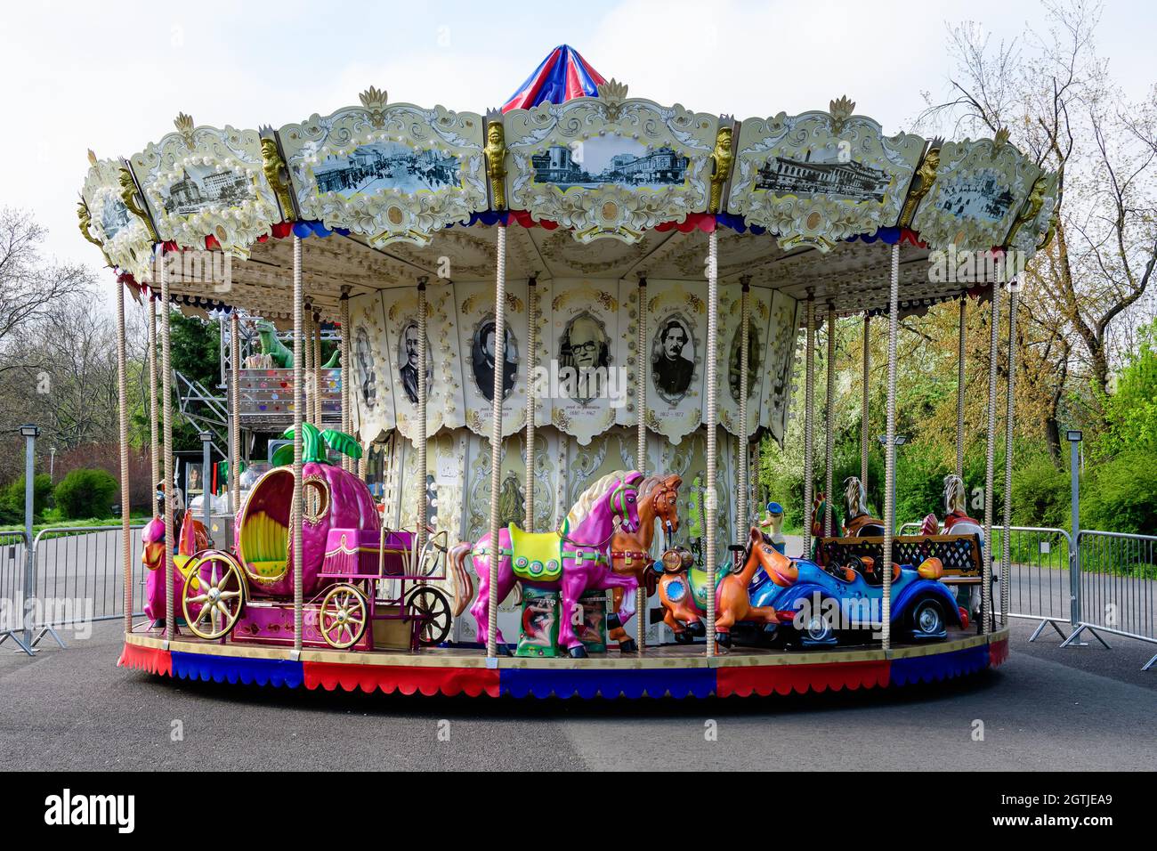 Bucarest, Romania - 24 Aprile 2021: Giostra colorata per bambini con giocattoli e materiali misti in plastica e metallo a Parcul Tineretului (You Foto Stock