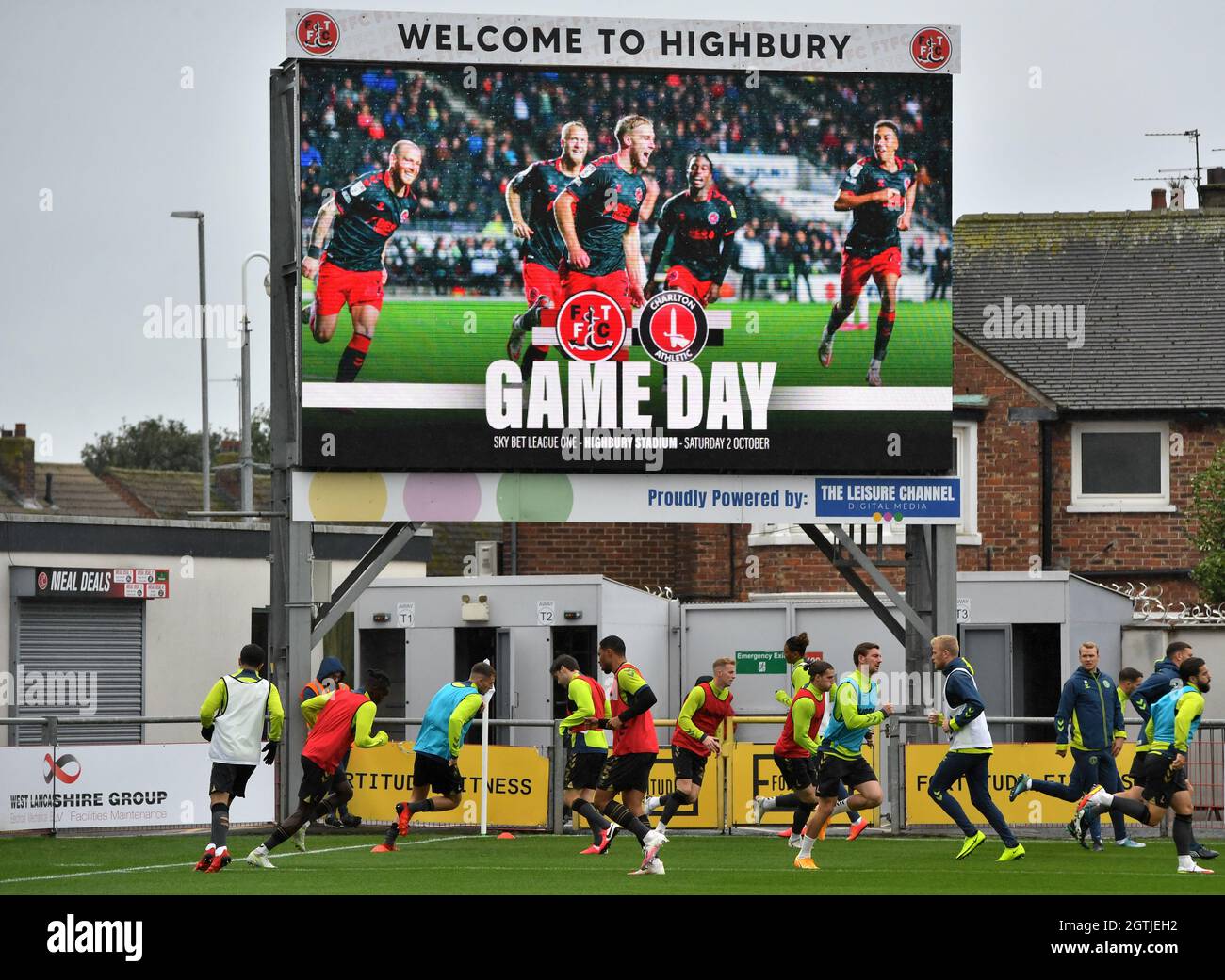 I giocatori di Charlton Athletic si riscaldano prima della partita della Sky Bet League One all'Highbury Stadium, Fleetwood. Data foto: Sabato 2 ottobre 2021. Foto Stock