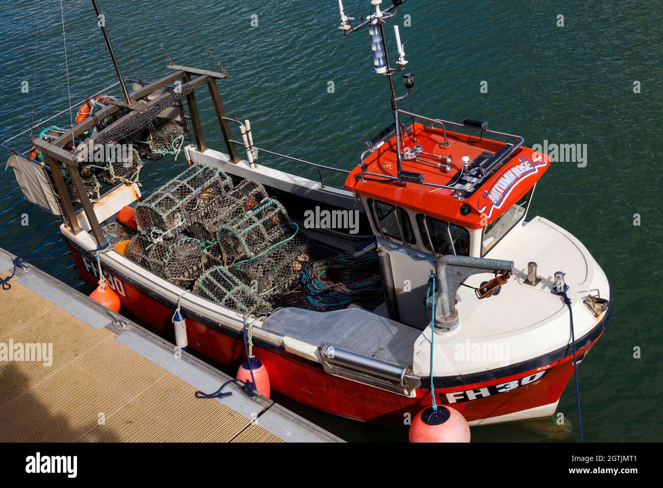 Una piccola barca da pesca, la Rosa d'autunno, ormeggiata nel porto di Padstow, Cornovaglia, Inghilterra, Regno Unito Foto Stock