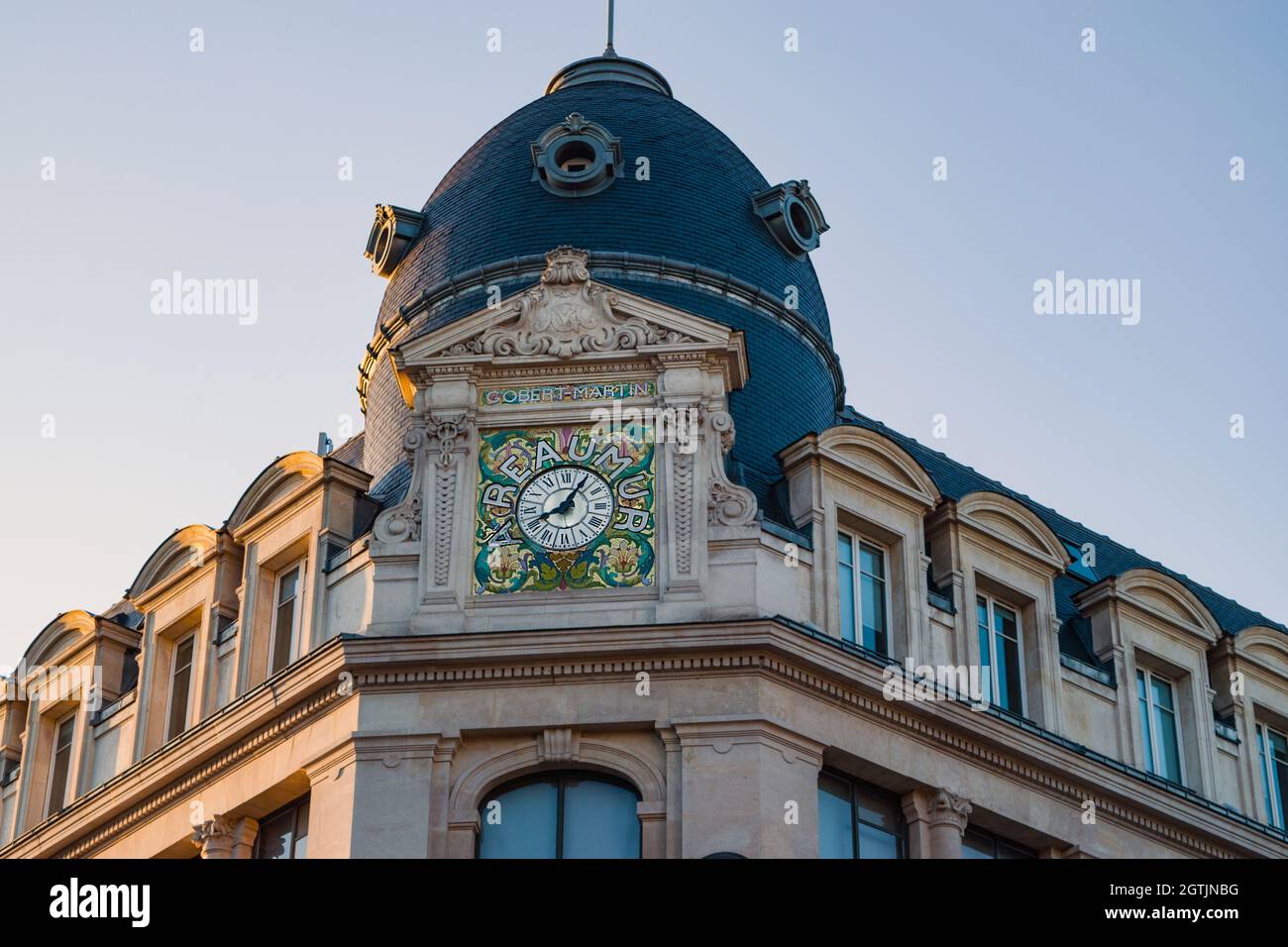 Orologio a mosaico di Un palazzo del magazzino Réaumur Foto Stock