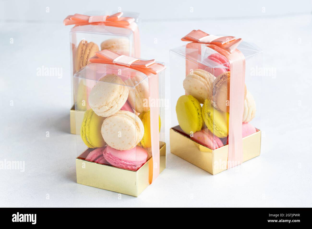 Macaron impaccato su sfondo bianco. Maccheroni confezionati per regali Foto Stock