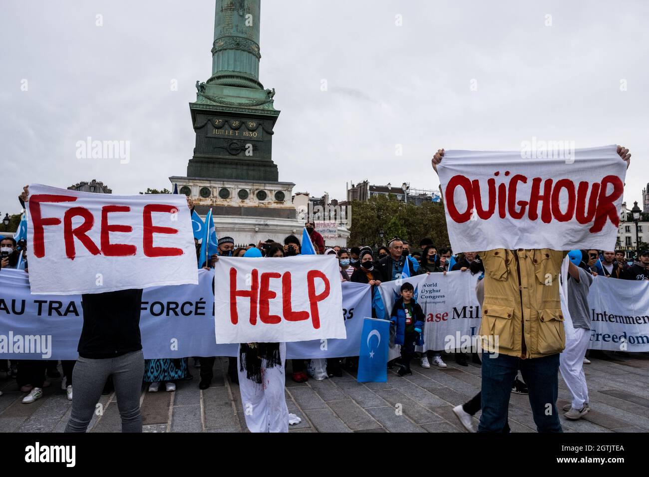 Parigi, Francia. 2 ottobre 2021. Su invito di diverse personalità, in particolare Raffaello Glucksmann, una manifestazione tra la Bastiglia e la République a sostegno del popolo uighur cinese ha riunito un migliaio di persone, a Parigi, in Francia, il 02 ottobre 2021. Phtoo di Pierrick Villette/Avenir Pictures/ABACAPRESS.COM Credit: Abaca Press/Alamy Live News Foto Stock