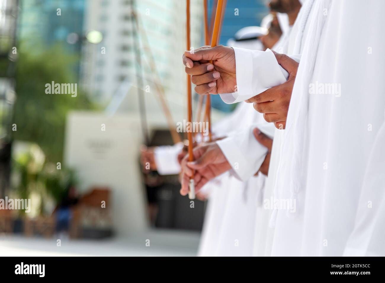 Tradizionale Emirati al Ayalah Male Dance, UAE Heritage, mani in cornice  Foto stock - Alamy