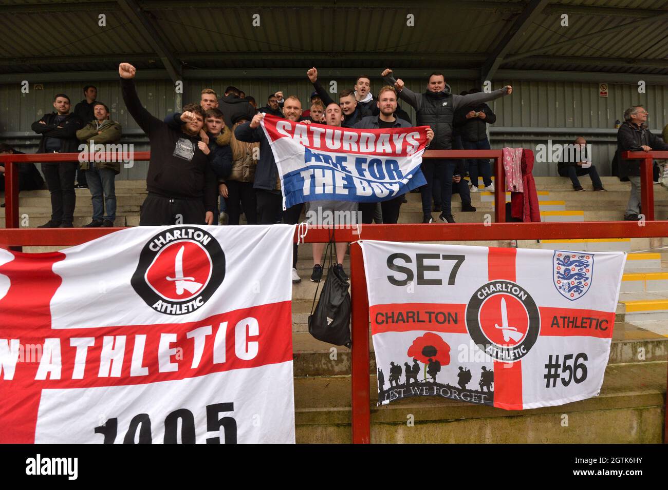 I fan di Charlton Athletic negli stand mostrano il loro sostegno durante la partita della Sky Bet League One all'Highbury Stadium, Fleetwood. Data foto: Sabato 2 ottobre 2021. Foto Stock