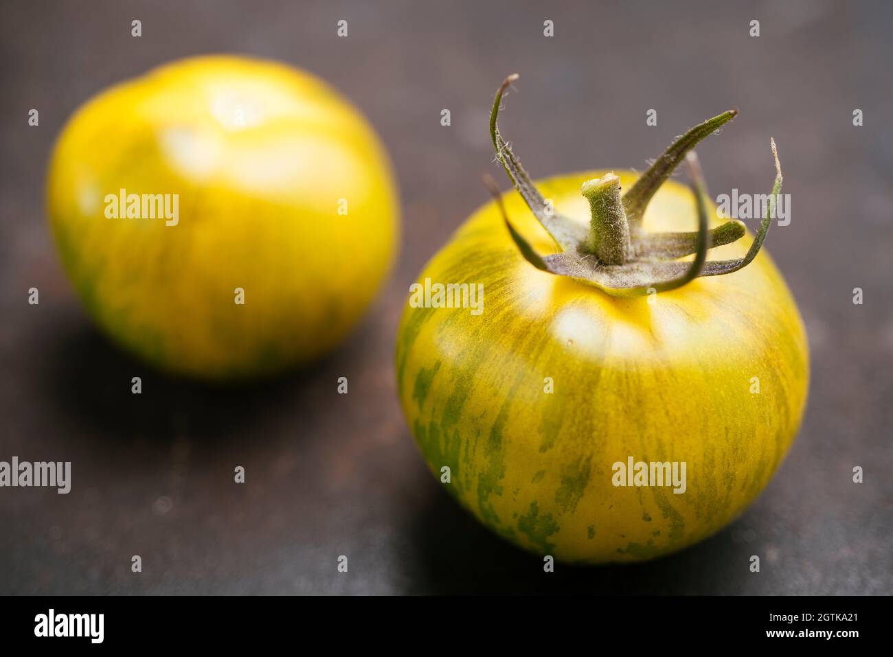 Pomodori a telaio Tigerella originaria della Grecia. Foto Stock