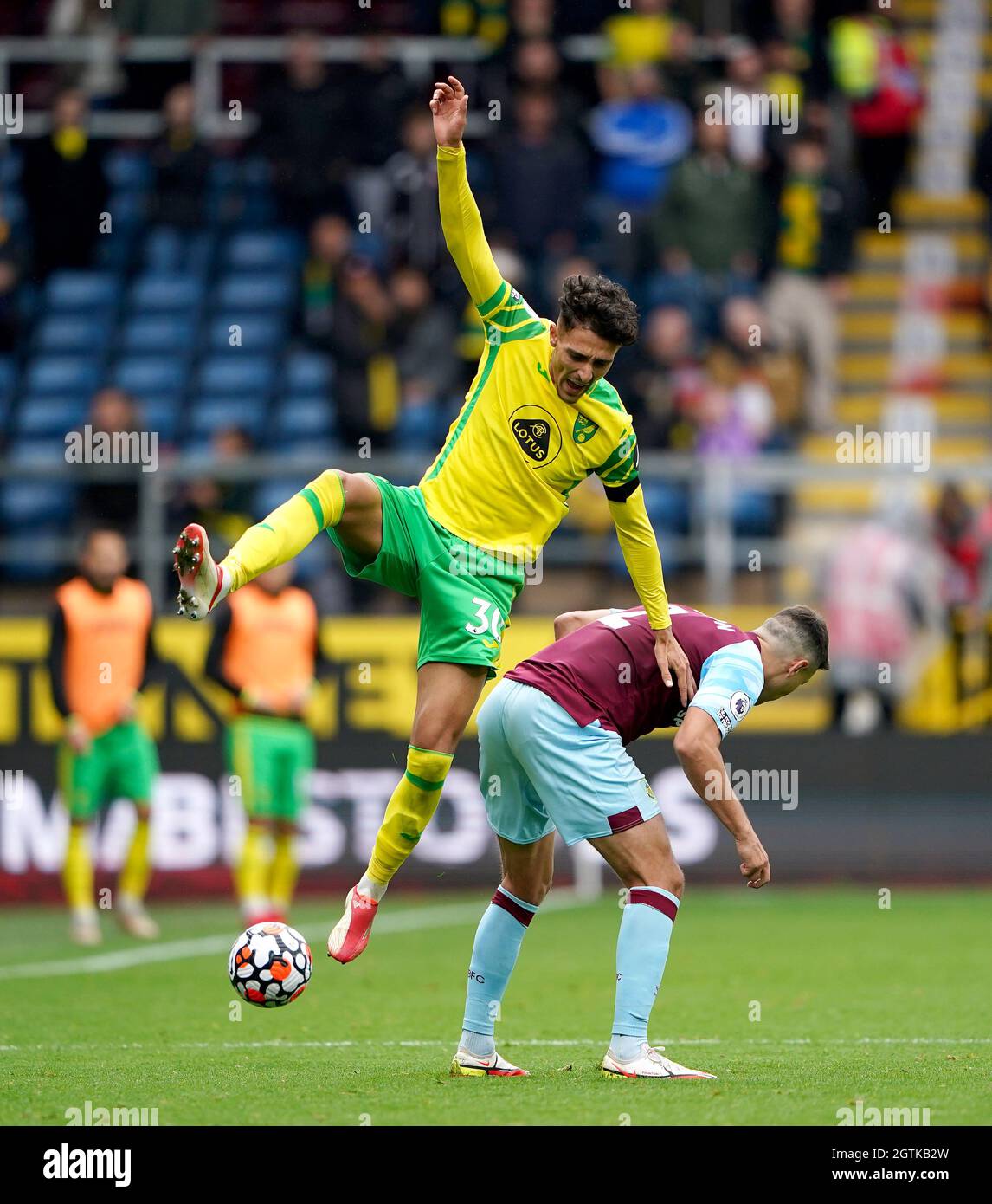 Dimitris Giannoulis di Norwich City (a sinistra) e Matthew Lowton di Burnley combattono per la palla durante la partita della Premier League a Turf Moor, Burnley. Data foto: Sabato 2 ottobre 2021. Foto Stock