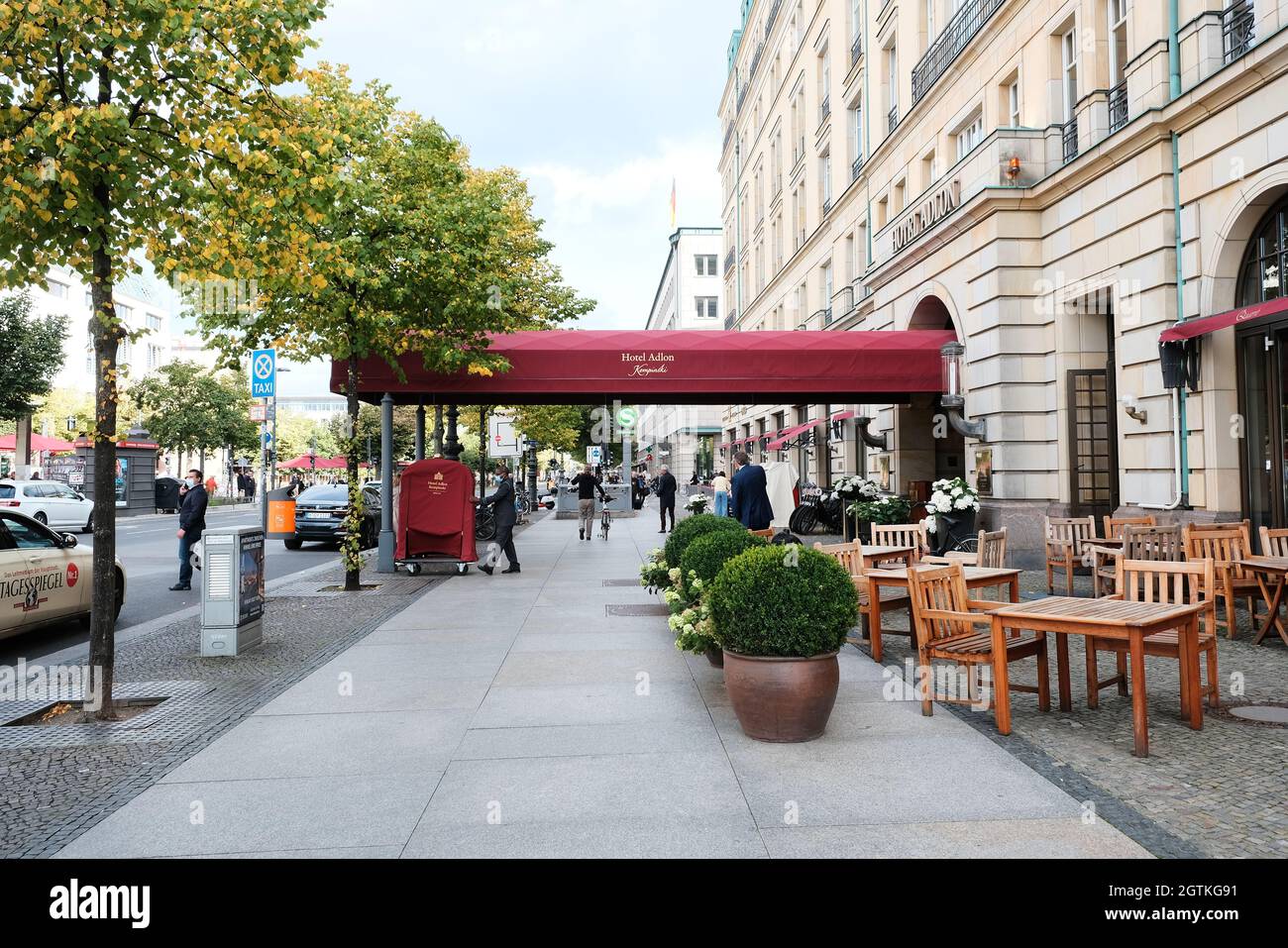 Berlino, Germania, 30 settembre 2021, zona d'ingresso dell'Hotel Adlon Kempinski ampio tendone rosso Foto Stock