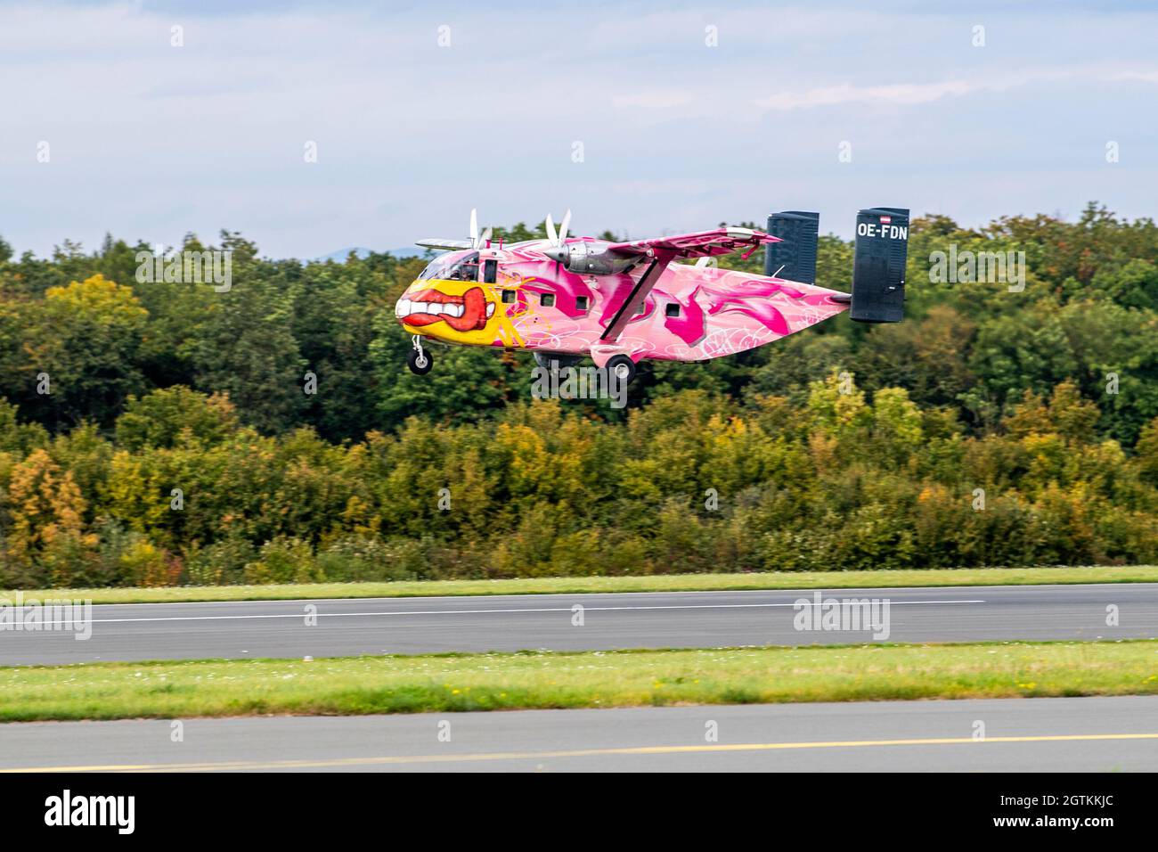 02 ottobre 2021, Renania Settentrionale-Vestfalia, Büren: L'aereo con i paracadutisti decola dal suolo. Gli uomini vogliono srotolare una bandiera tedesca nel cielo sopra l'aeroporto Paderborn-Lippstadt. Con questa azione vogliono impostare un nuovo record mondiale e sollevare una bandiera che è più grande che mai durante un salto. Foto: David Inderlied/dpa Foto Stock