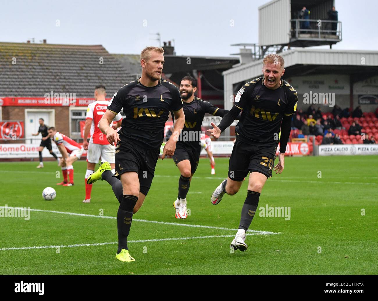 Jayden Stockley (a sinistra) di Charlton Athletic celebra il secondo gol del gioco del suo lato durante la partita della Sky Bet League One all'Highbury Stadium, Fleetwood. Data foto: Sabato 2 ottobre 2021. Foto Stock