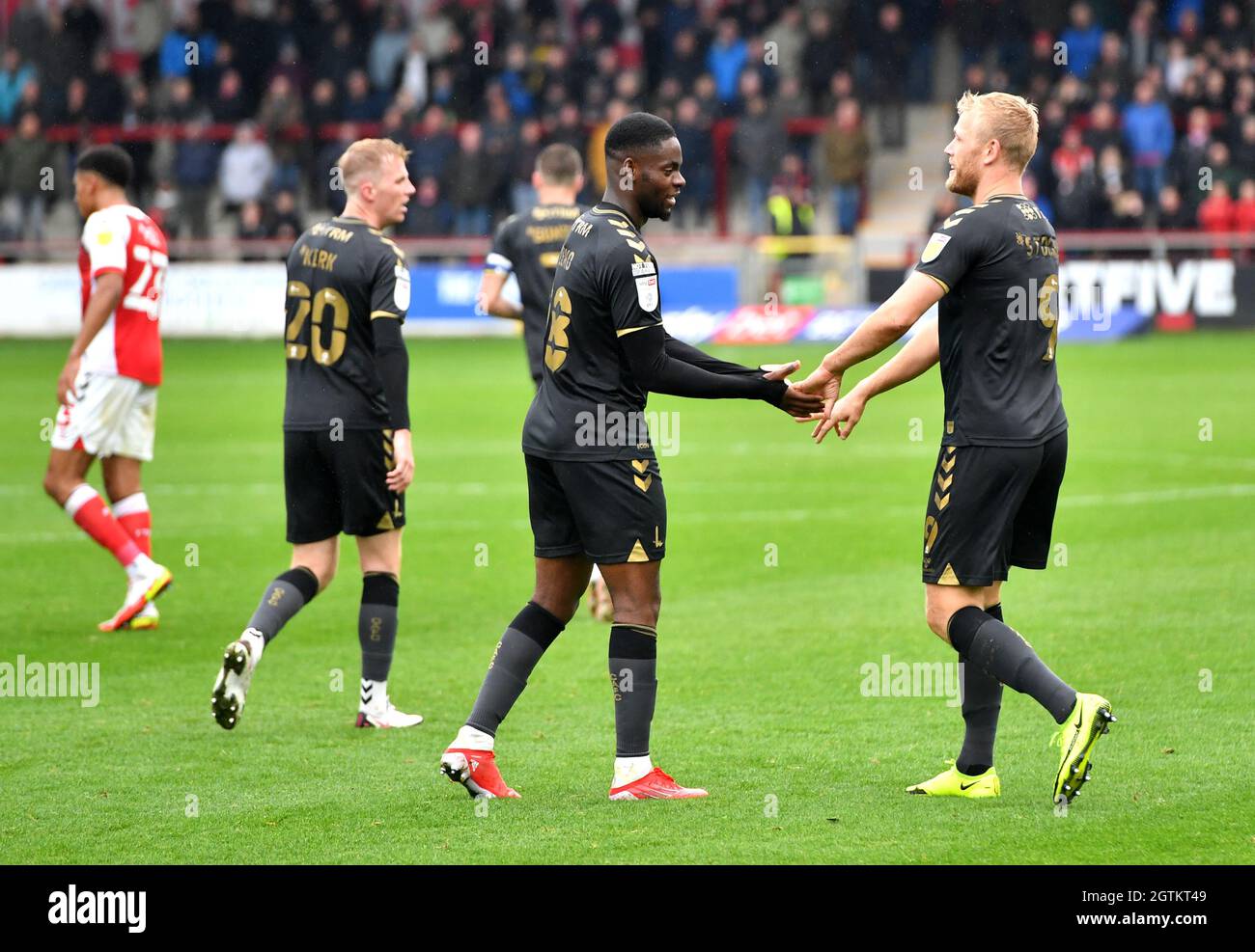 Jayden Stockley (a destra) di Charlton Athletic celebra il secondo gol del gioco durante la partita della Sky Bet League One all'Highbury Stadium, Fleetwood. Data foto: Sabato 2 ottobre 2021. Foto Stock