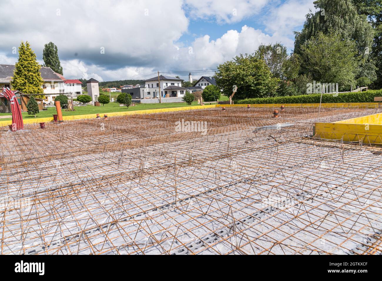 Cantiere con rete in acciaio per fondazioni in calcestruzzo, edilizia Foto Stock