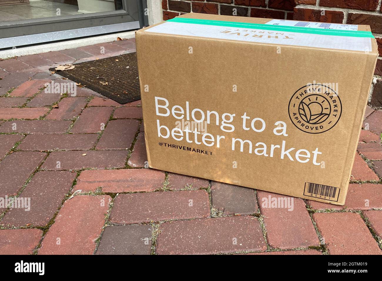 Consegna alla porta d'ingresso di una scatola da Thrive Market, un alimentari online Foto Stock