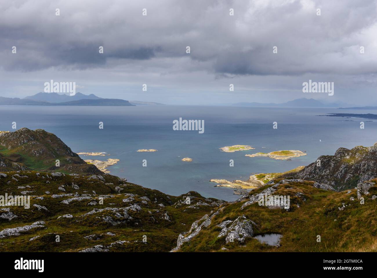 Le piccole isole da Eilean Shona, Moidart, Scozia Foto Stock