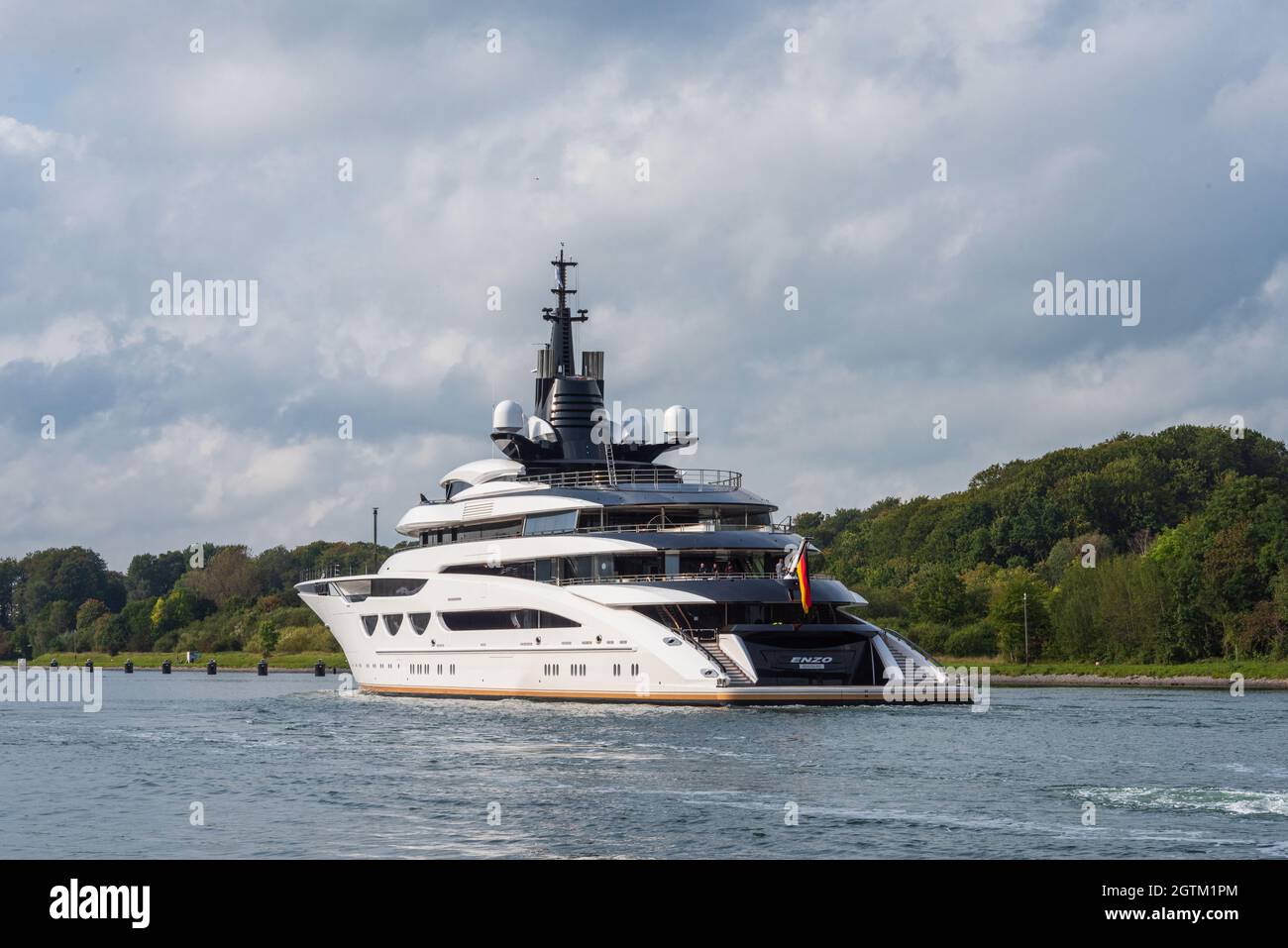 Die bei der Lürssen Werft gebaute Luxusyacht „My Enzo“ heute durch die Holtenauer Schleuse Zurück in den Nord-Ostsee-Kanal, für weitere Arbeiten in de Foto Stock
