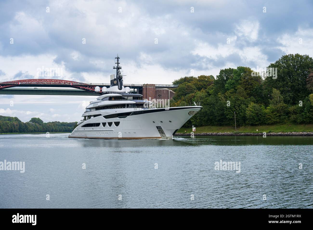 Die bei der Lürssen Werft gebaute Luxusyacht „My Enzo“ heute durch die Holtenauer Schleuse Zurück in den Nord-Ostsee-Kanal, für weitere Arbeiten in de Foto Stock