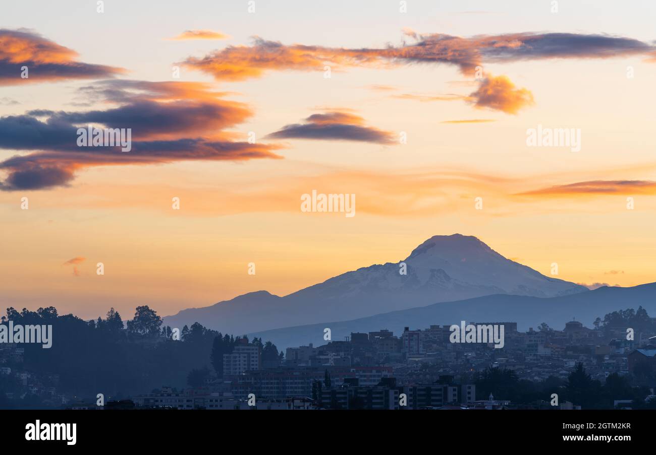 Skyline di Quito all'alba con silhouette del vulcano Cayambe, Quito, Ecuador. Foto Stock