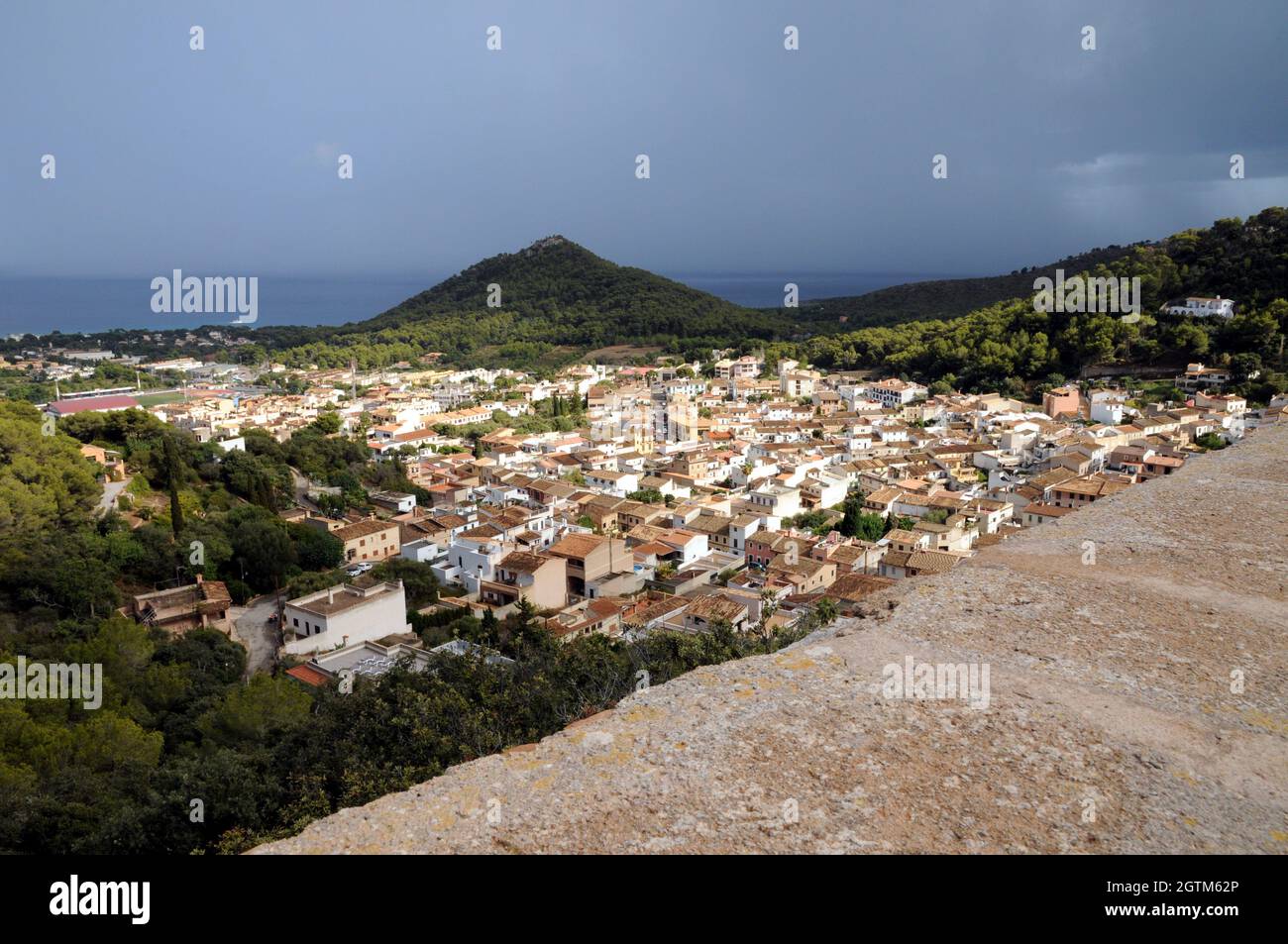 Vista dai bastioni di Castell de Capdepera guardando giù sulla città sottostante e verso il mare. Il castello risale al 13 ° secolo. Foto Stock