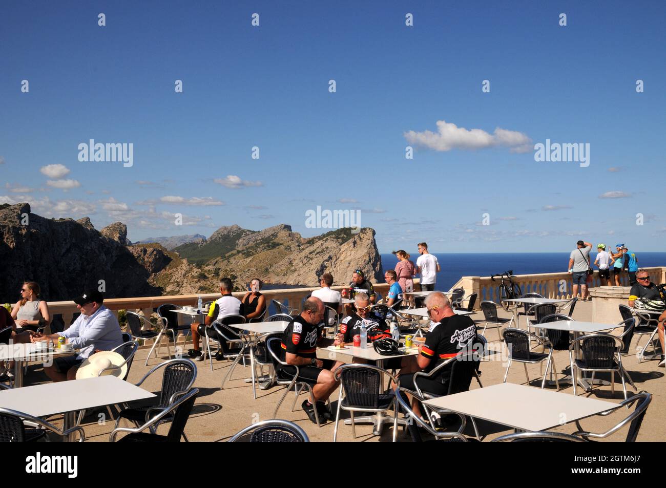 L'area salotto del caffè presso il faro sulla Peninsula de Formentor, Maiorca. Il giro al faro è una visita da non perdere per i ciclisti. Foto Stock