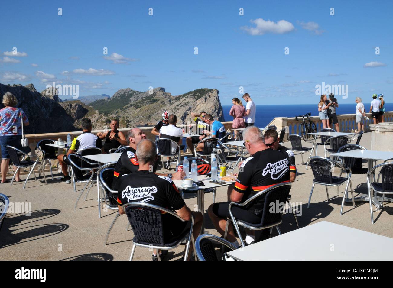 L'area salotto del caffè presso il faro sulla Peninsula de Formentor, Maiorca. Il giro al faro è una visita da non perdere per i ciclisti. Foto Stock