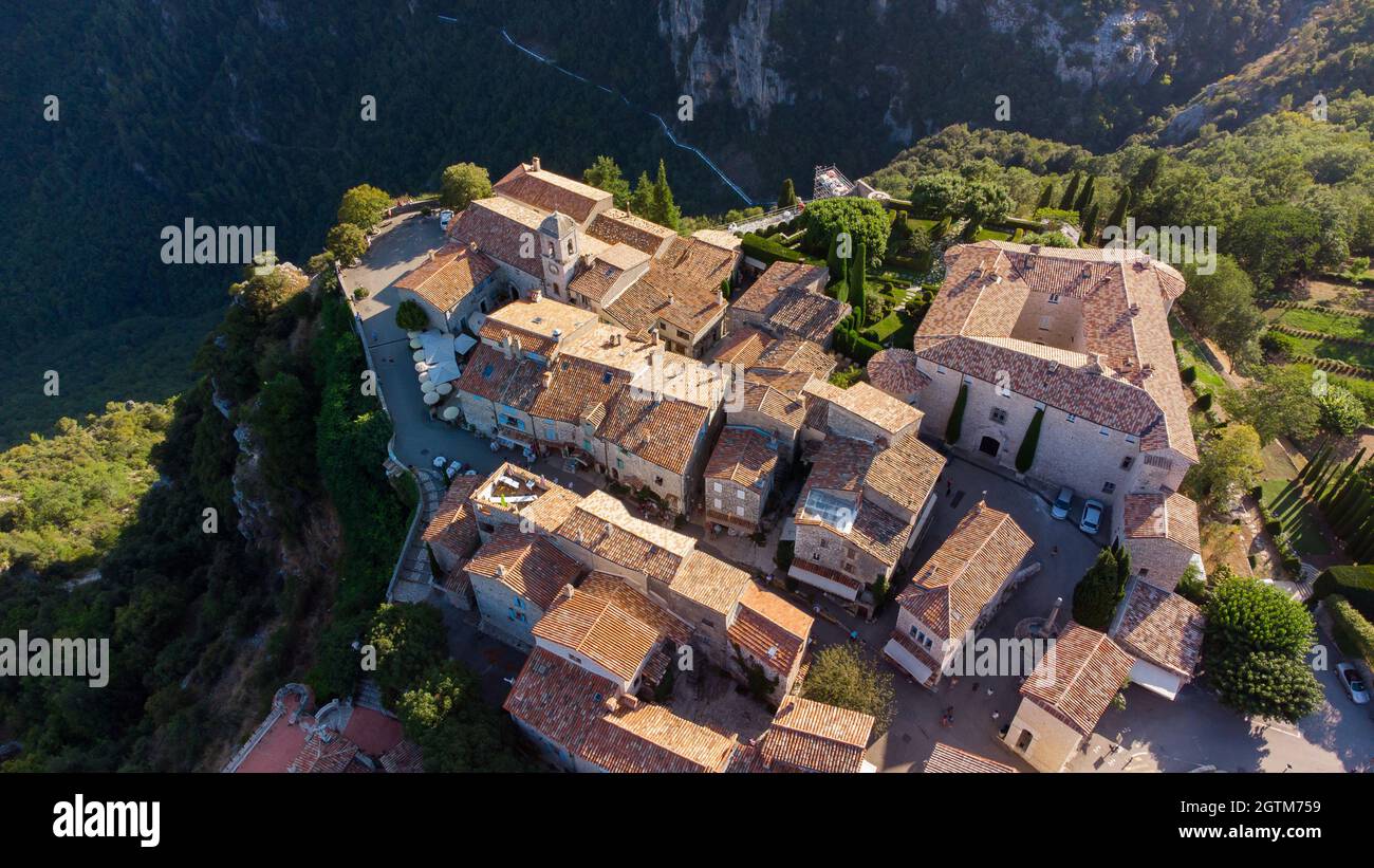 Veduta aerea del borgo medievale di Gourdon in Provenza, Francia - Case in pietra costruita sul bordo di una scogliera nelle montagne delle Gorges du Loup Foto Stock