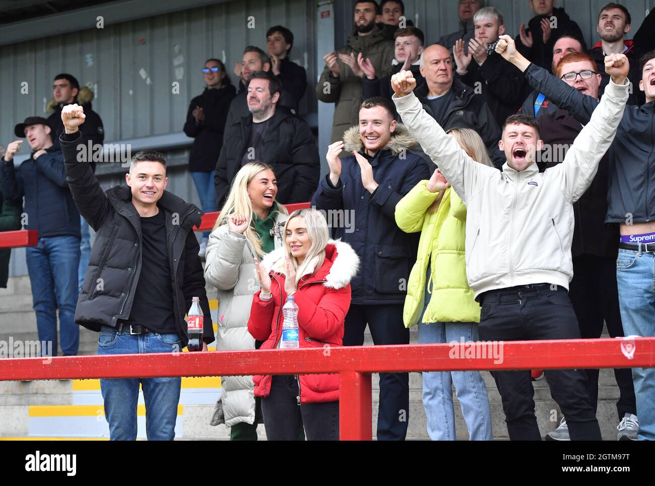 I fan di Charlton Athletic negli stand reagiscono dopo il fischio finale durante la partita della Sky Bet League One all'Highbury Stadium, Fleetwood. Data foto: Sabato 2 ottobre 2021. Foto Stock