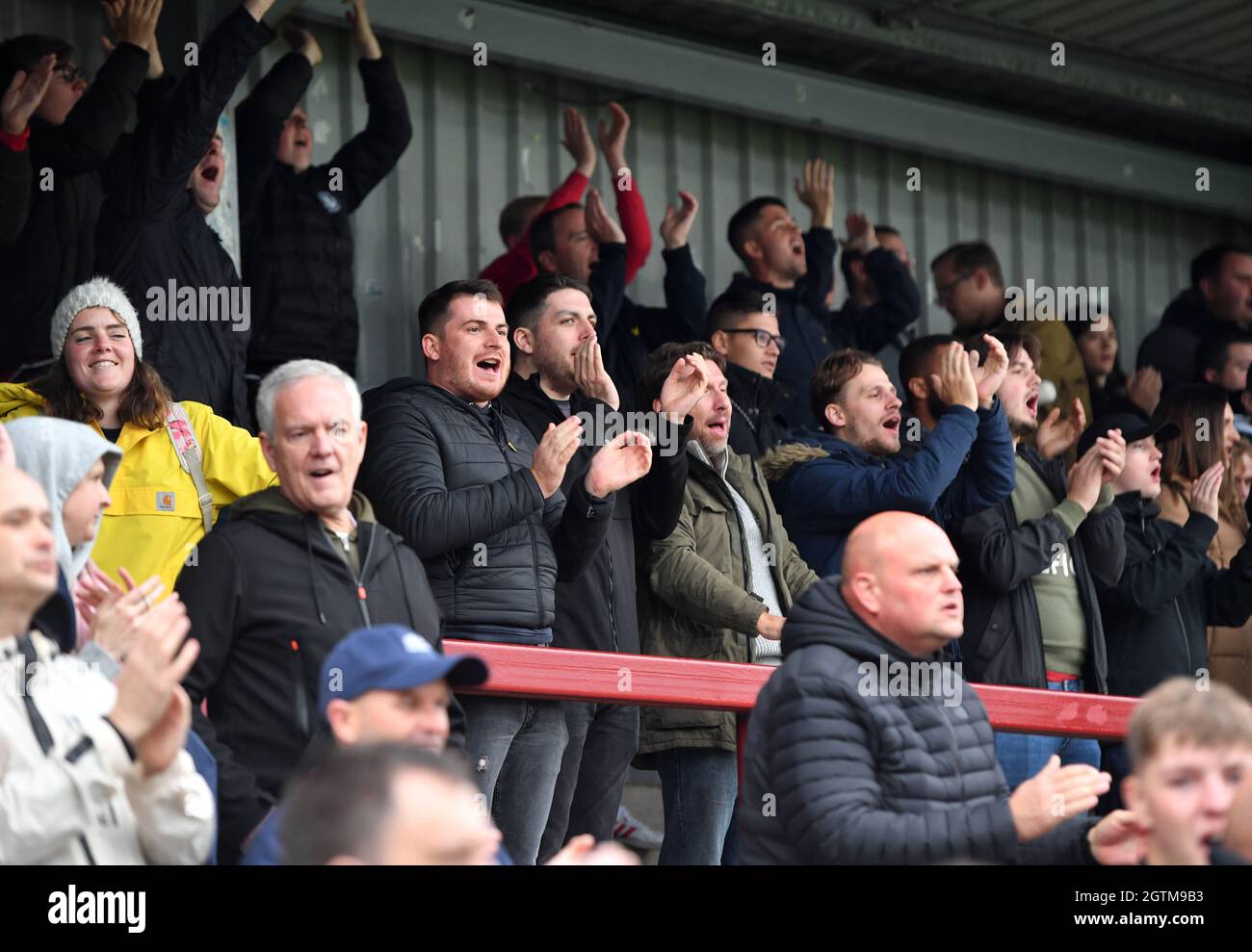 I fan di Charlton Athletic negli stand reagiscono dopo il fischio finale durante la partita della Sky Bet League One all'Highbury Stadium, Fleetwood. Data foto: Sabato 2 ottobre 2021. Foto Stock