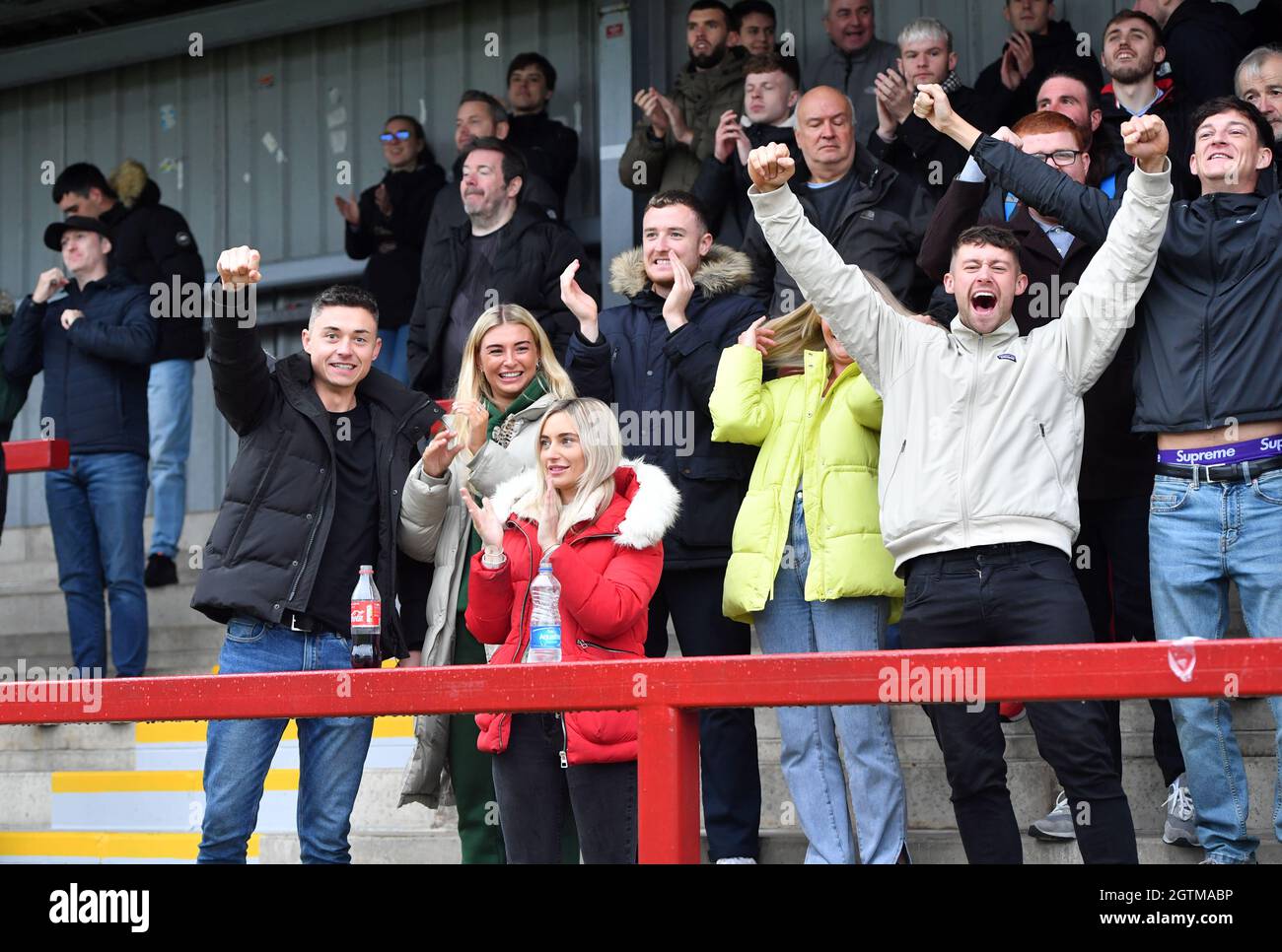 I fan di Charlton Athletic negli stand reagiscono dopo il fischio finale durante la partita della Sky Bet League One all'Highbury Stadium, Fleetwood. Data foto: Sabato 2 ottobre 2021. Foto Stock