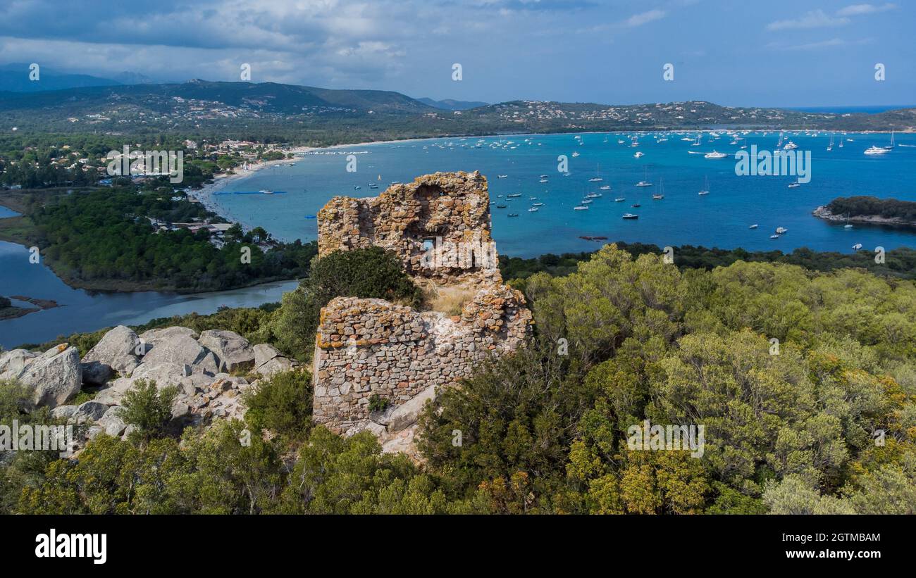 Veduta aerea della spiaggia di Saint Cyprien nel sud della Corsica, Francia - Baia rotonda con acque turchesi del Mar Mediterraneo Foto Stock