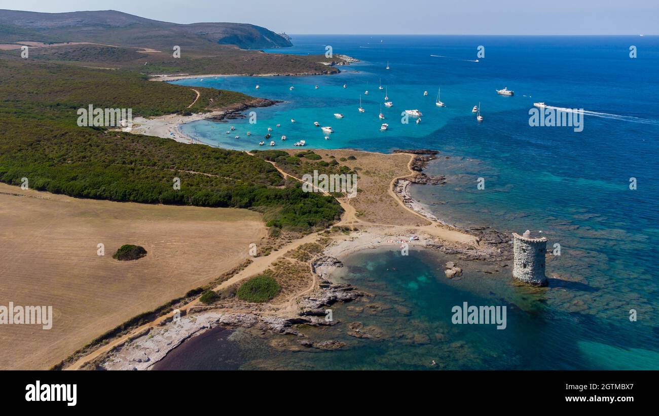 Veduta aerea della torre genovese Santa Maria di la Cappella sul Cap Corse in Corsica Settentrionale, Francia - resti di un edificio medievale mezzo demolito Foto Stock