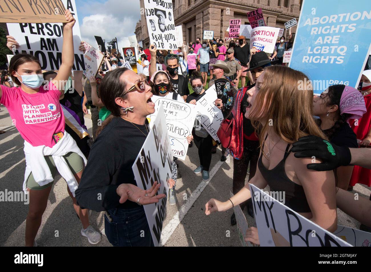 Due manifestanti, tra cui JENNA HOCH di Denver, CO, a sinistra, si affrontano mentre diverse migliaia di donne texane si radunano al Campidoglio a sud per protestare contro le recenti leggi del Texas che limitano il diritto delle donne all'aborto. Una legge restrittiva sull'aborto in Texas rende reato avere un aborto dopo sei settimane nella maggior parte dei casi. Credit: Bob Daemmrich/Alamy Live News Foto Stock