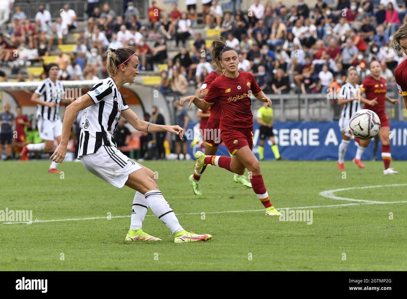 Roma, Italia. 2 ottobre 2021. Barbara Bonansea della Juventus Donne in azione durante la Serie delle Donne Una partita tra COME Roma e Juventus allo Stadio tre Fontane il 02 ottobre 2021 a Roma, Italia. Credit: Independent Photo Agency/Alamy Live News Foto Stock