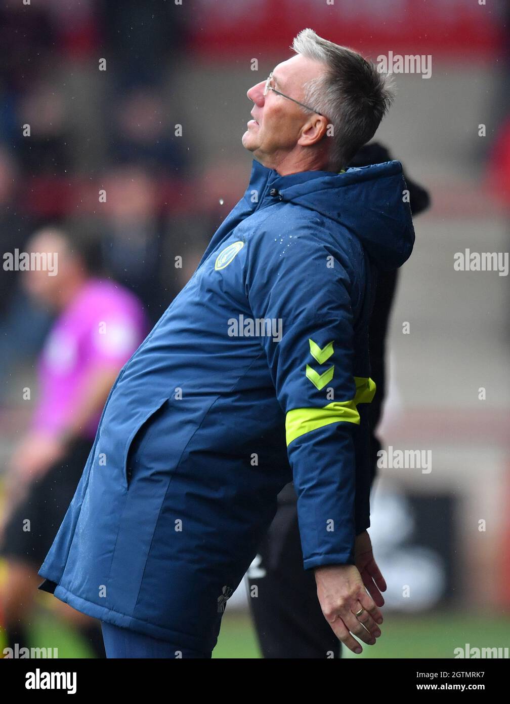 Il manager atletico di Charlton, Nigel Adkins, reagisce durante la partita della Sky Bet League One all'Highbury Stadium di Fleetwood. Data foto: Sabato 2 ottobre 2021. Foto Stock