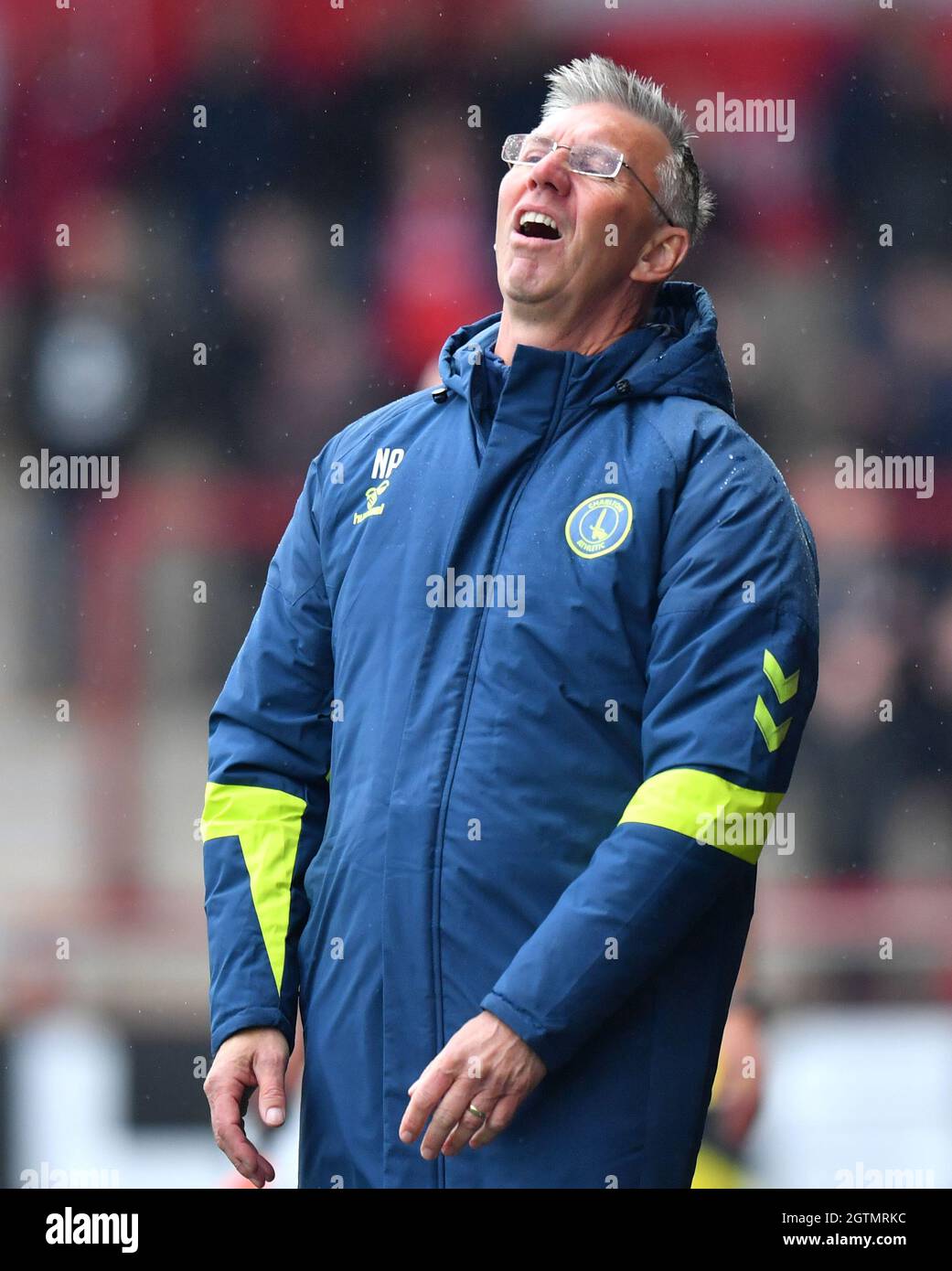 Il manager atletico di Charlton, Nigel Adkins, reagisce durante la partita della Sky Bet League One all'Highbury Stadium di Fleetwood. Data foto: Sabato 2 ottobre 2021. Foto Stock