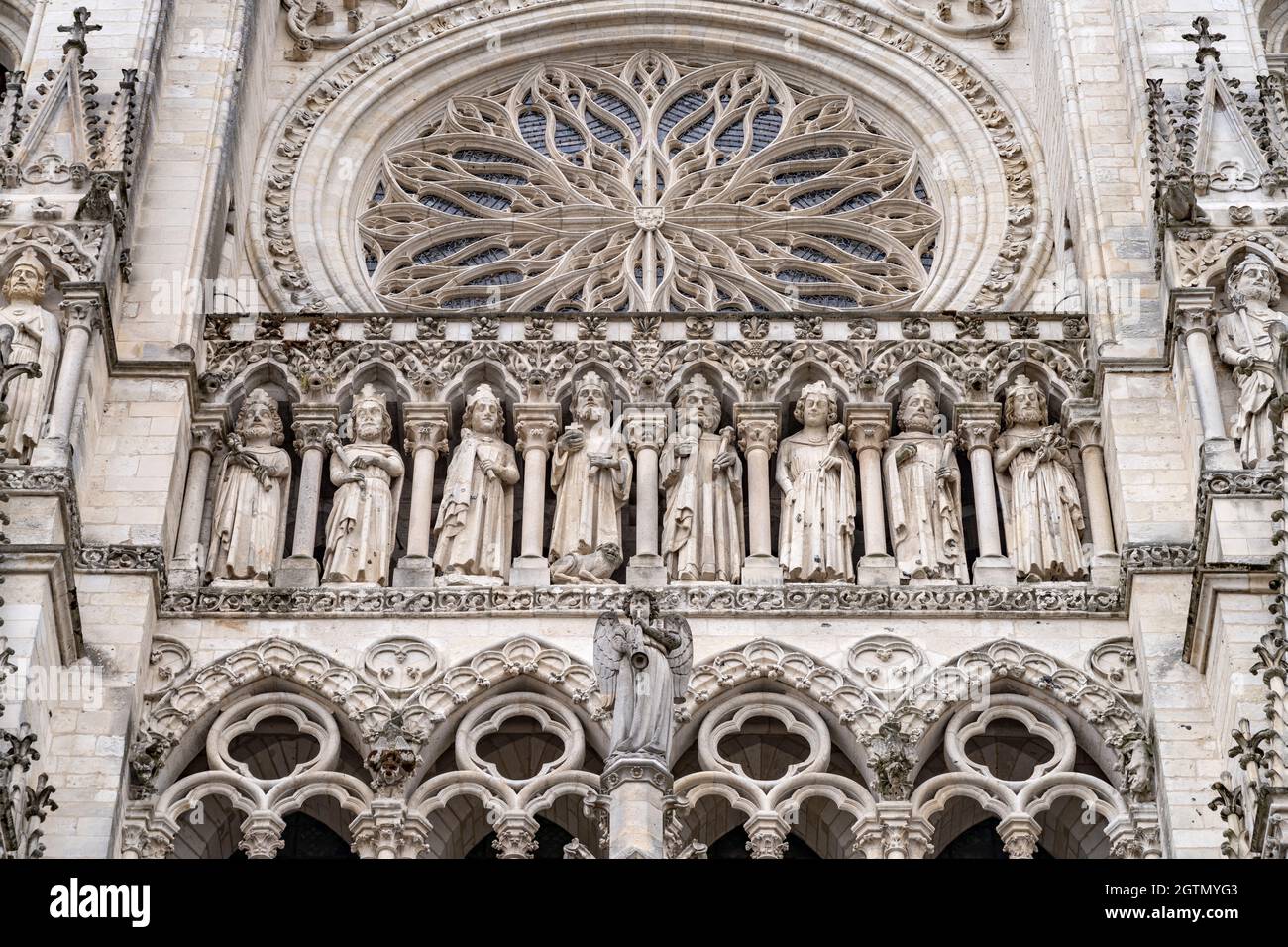 Statuen der Könige und Fensterrose an der Westfassade der Kathedrale Notre Dame d’Amiens, Amiens, Frankreich | statue di re e rosone sul Foto Stock
