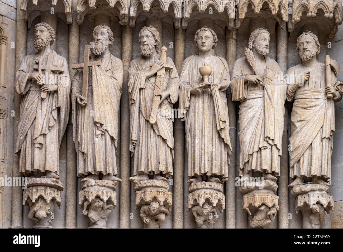 Statuen der Apostel an der Westfassade der Kathedrale Notre Dame d’Amiens, Amiens, Frankreich | statue Apostel sulla facciata ovest della Cattedrale Foto Stock