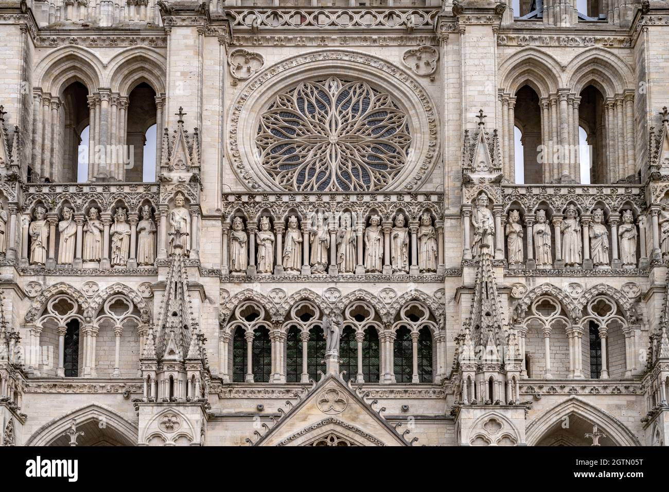 Statuen der Könige und Fensterrose an der Westfassade der Kathedrale Notre Dame d’Amiens, Amiens, Frankreich | statue di re e rosone sul Foto Stock
