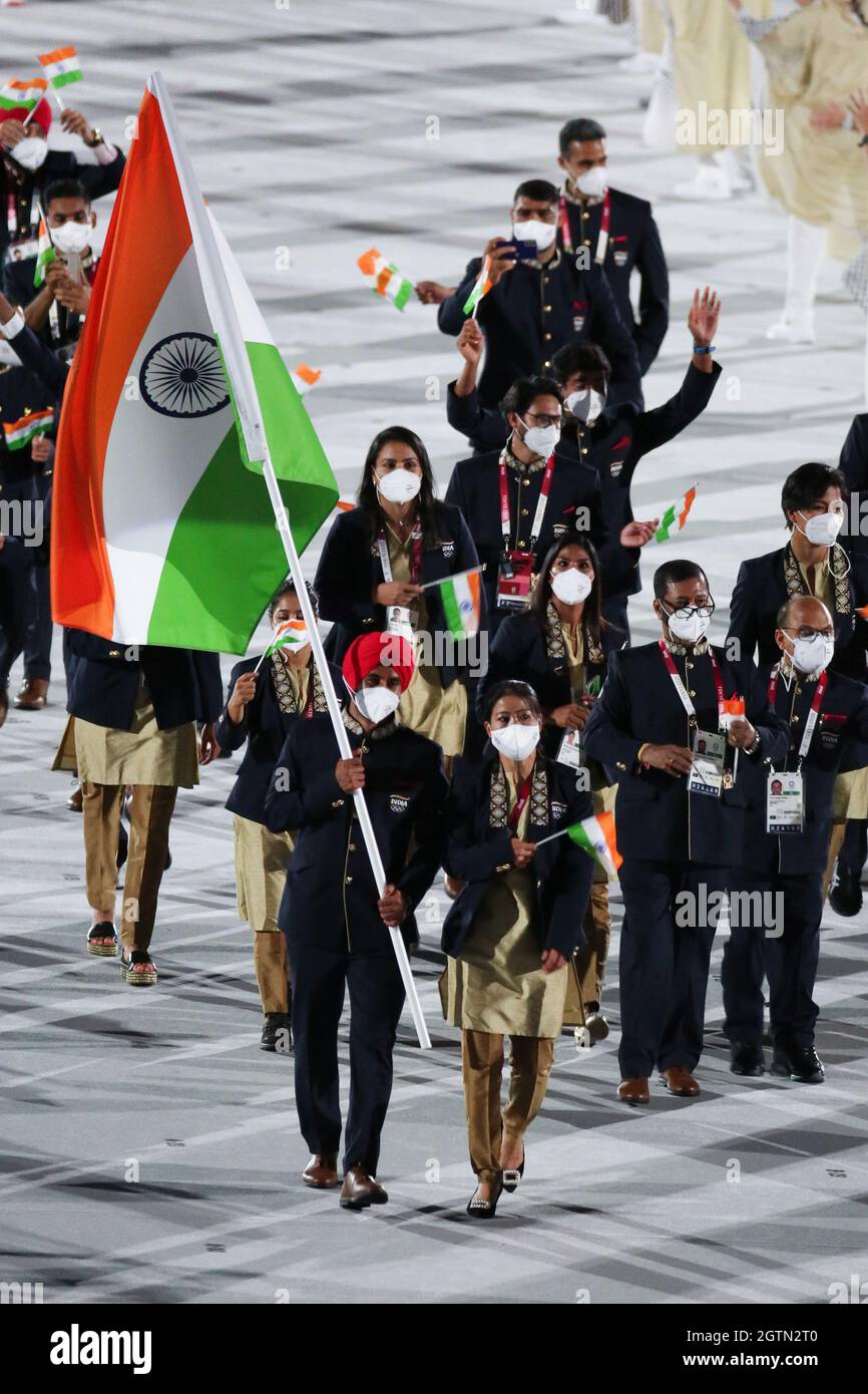 23 LUGLIO 2021 - TOKYO, GIAPPONE: I portacolori indiani Mary Kom e Manpreet Singh entrano nello Stadio Olimpico con la loro delegazione durante la Parata di Foto Stock