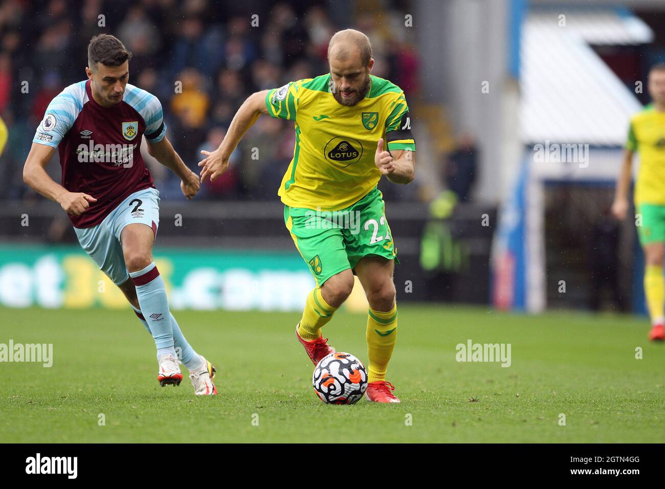 Burnley, Regno Unito. 2 ottobre 2021. Teemu Pukki di Norwich City corre con la palla durante la partita della Premier League tra Burnley e Norwich City a Turf Moor il 2 ottobre 2021 a Burnley, Inghilterra. (Foto di Mick Kearns/phcimages.com) Credit: PHC Images/Alamy Live News Foto Stock