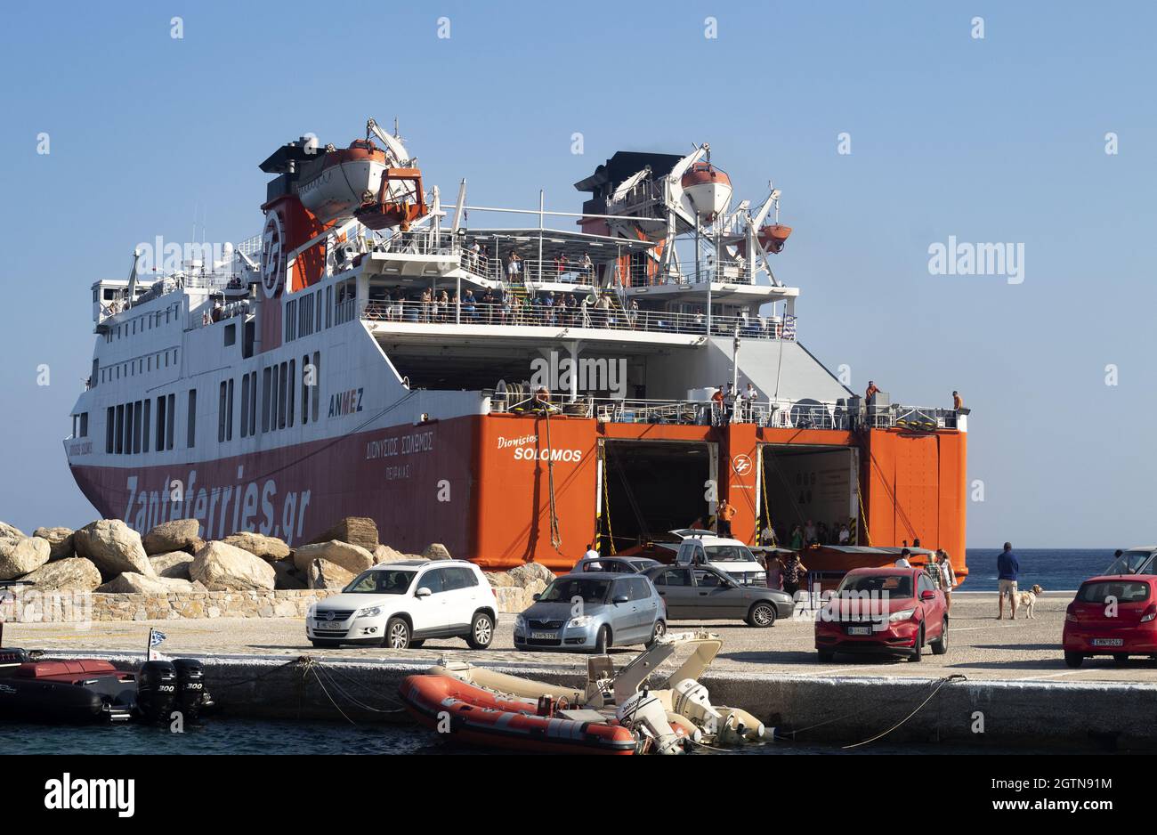 Isola di Sikinos - Grecia - 2 settembre 2019 : attracco dei traghetti greci nel porto appartato di Alobinara. I passeggeri si preparano a salire a bordo dal porto e dal molo. Foto Stock