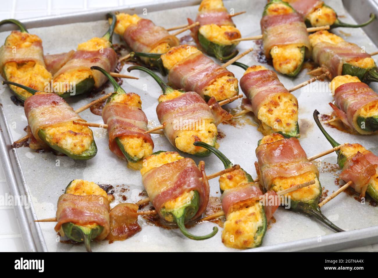 I papaveri Jalapeno sono appena usciti dal forno. Foto Stock