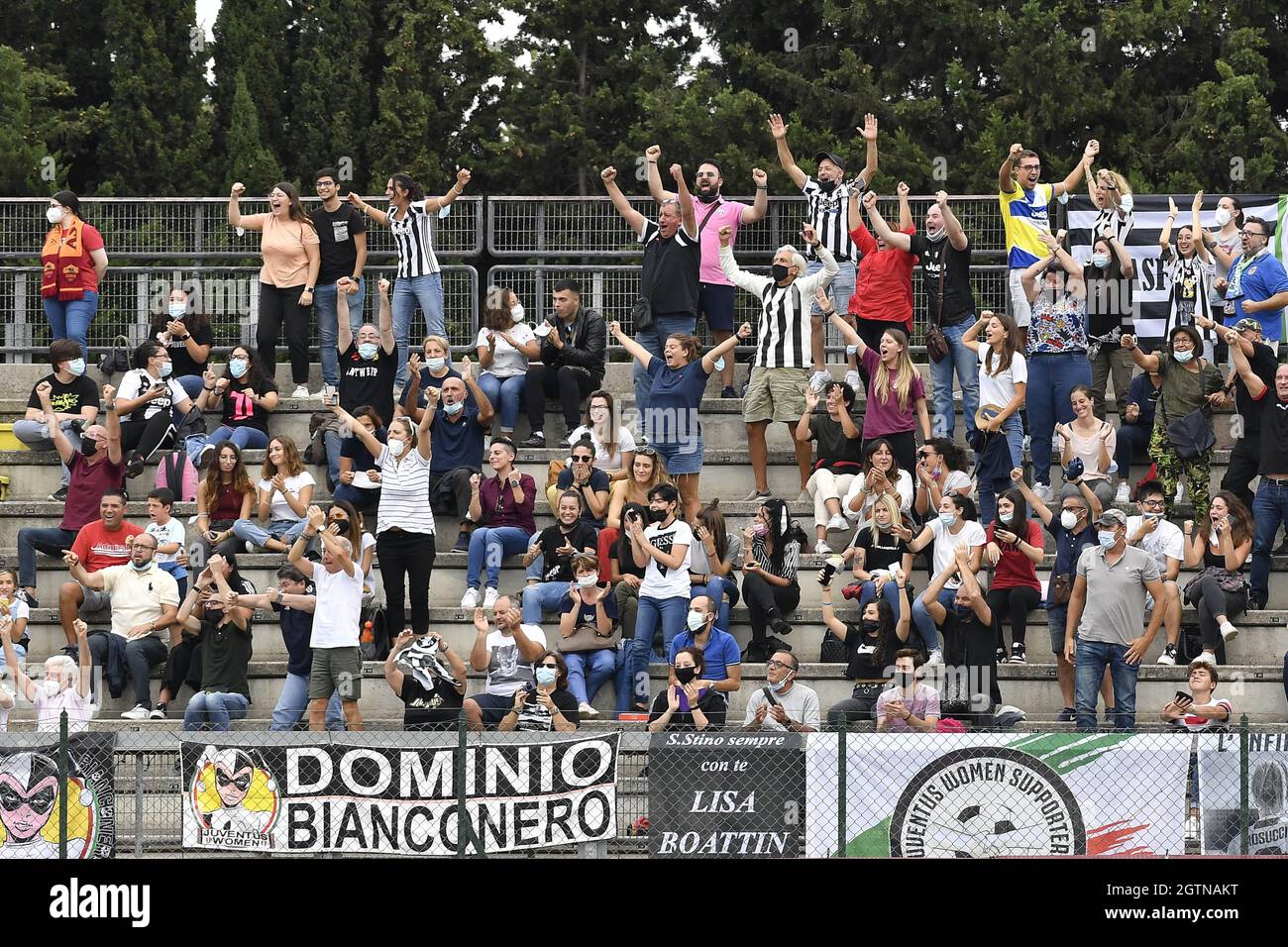 Roma, Italia. 2 ottobre 2021. Fan della Juventus durante la Serie delle Donne Una partita tra ROMA E Juventus allo Stadio tre Fontane il 02 ottobre 2021 a Roma, Italia. Credit: Independent Photo Agency/Alamy Live News Foto Stock