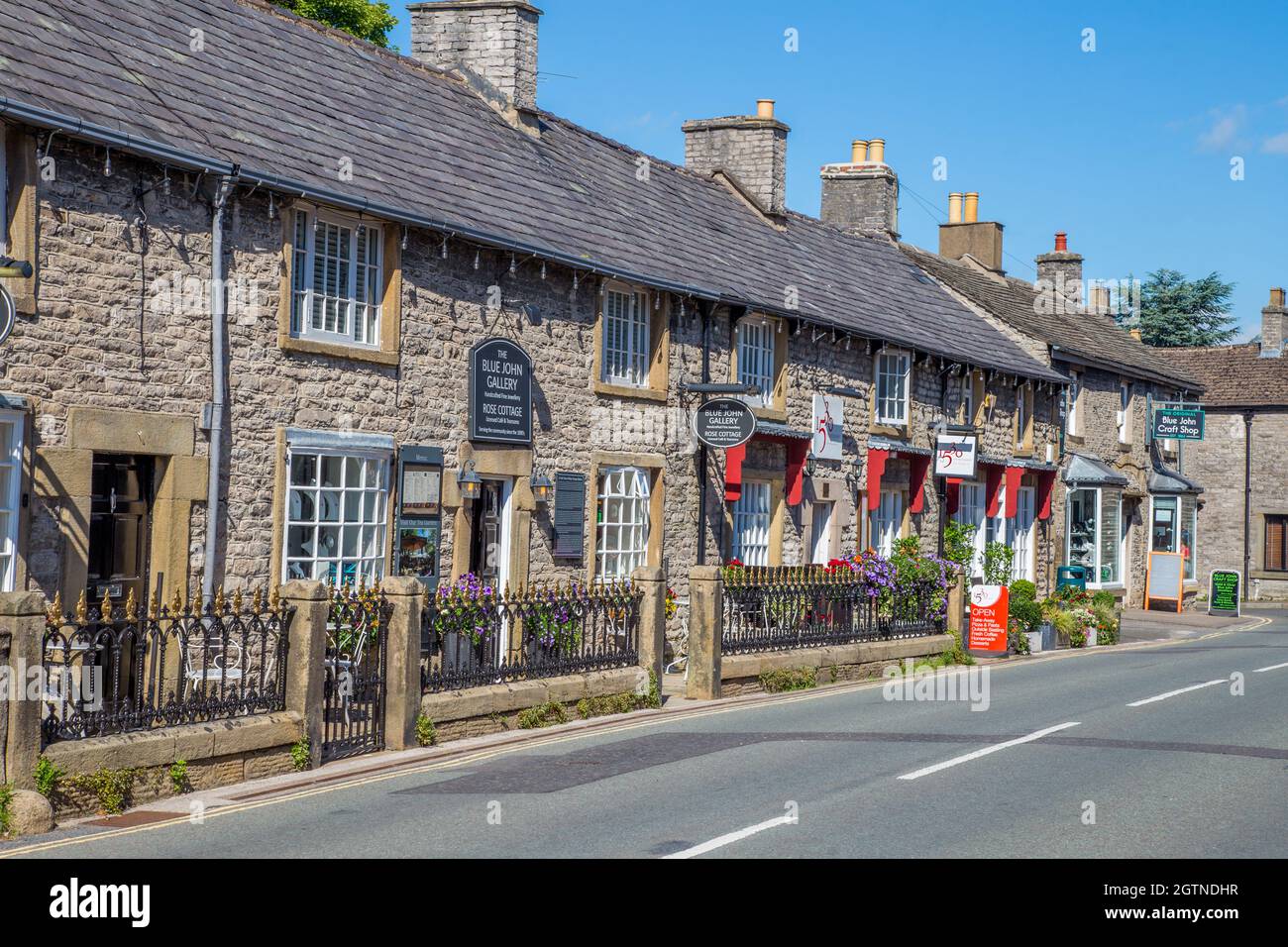 Negozi che vendono il locale minerale Blue John nel villaggio di Castleton nell'alta vetta della valle di Hope, il Parco Nazionale del Peak District Foto Stock