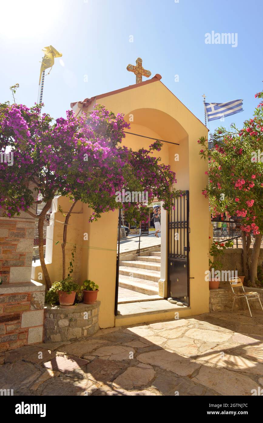 Siana, Grecia, porta d'ingresso al cortile della chiesa ortodossa greca Foto Stock